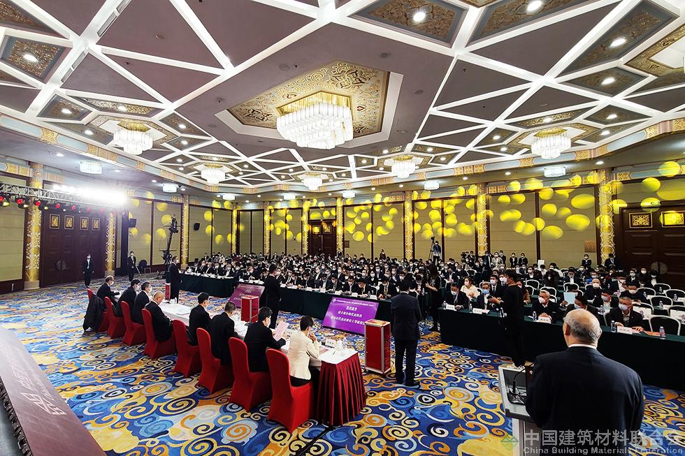 中國建筑材料聯合會六屆二次會員代表大會暨六屆理事會三次會議于2022年11月16日下午16時30分在北京友誼賓館順利召開。（責任編輯/攝 · 單建慶 辛宇）