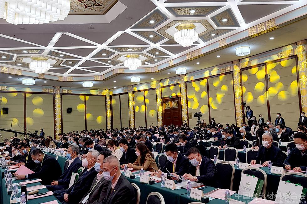 中國建筑材料聯合會六屆二次會員代表大會暨六屆理事會三次會議于2022年11月16日下午16時30分在北京友誼賓館順利召開。（責任編輯/攝 · 單建慶 辛宇）